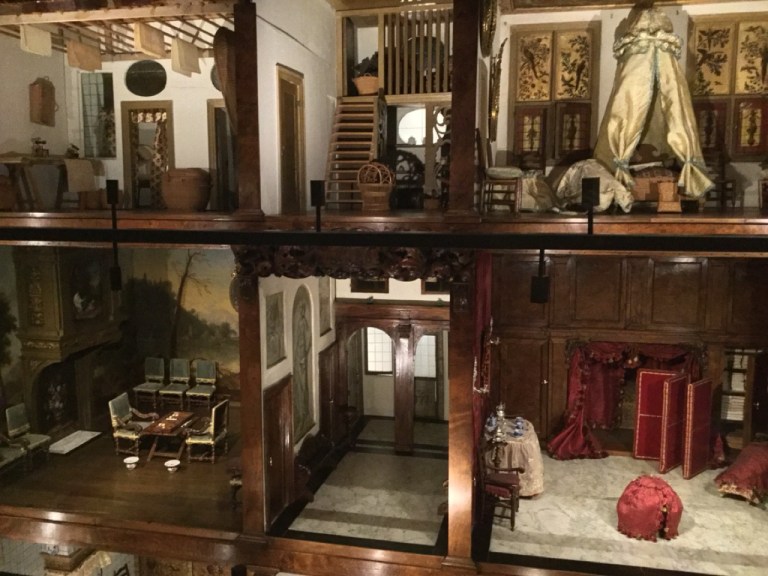 1.1481500800.doll-houses